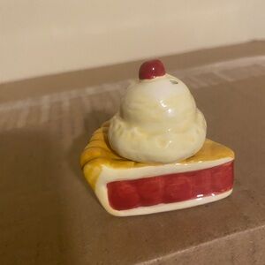 Cracker Barrel "Pie a la Mode" Shaker Set